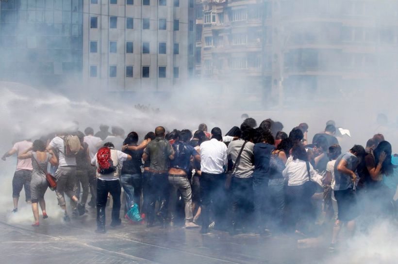 http://lesazas.files.wordpress.com/2013/06/demonstrators-at-taksim-square-in-central-istanbul-may-31-2013-1925524.jpg?w=820